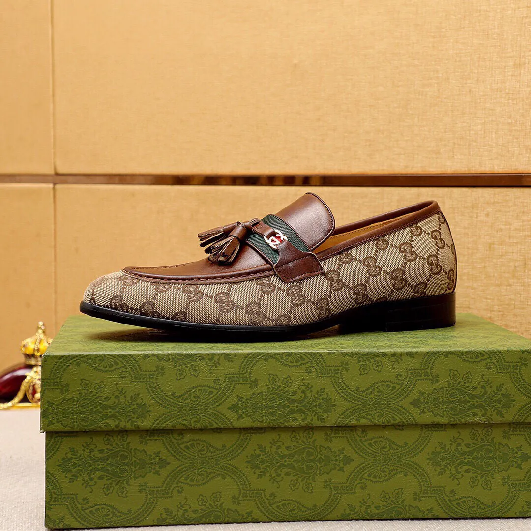 Men's shoes 💰520 💐 Product trademark: GUCCI "Gucci" casual leather shoes Regular size: 39-44 (38.45🉑️customized) Product materials: Selected imported first-layer calfskin upper + luxury hardware buckle, imported water-dyed cowhide leather lining. Strong three-dimensional visual effect, original combination outsole Color: 2⃣️colors available